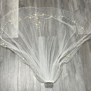 Elegant White Bridal Veil with Floral Embroidery